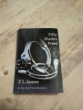 Fifty Shades Freed by E L James - Black Cover
